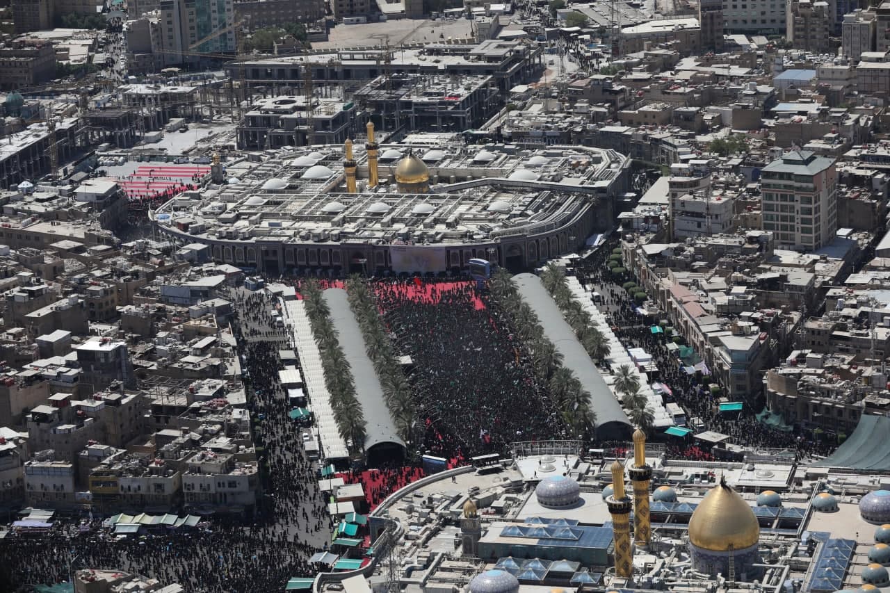 هكذا بدا المشهد من السماء.. حشود مليونية تركض نحو الحسين (فيديو)