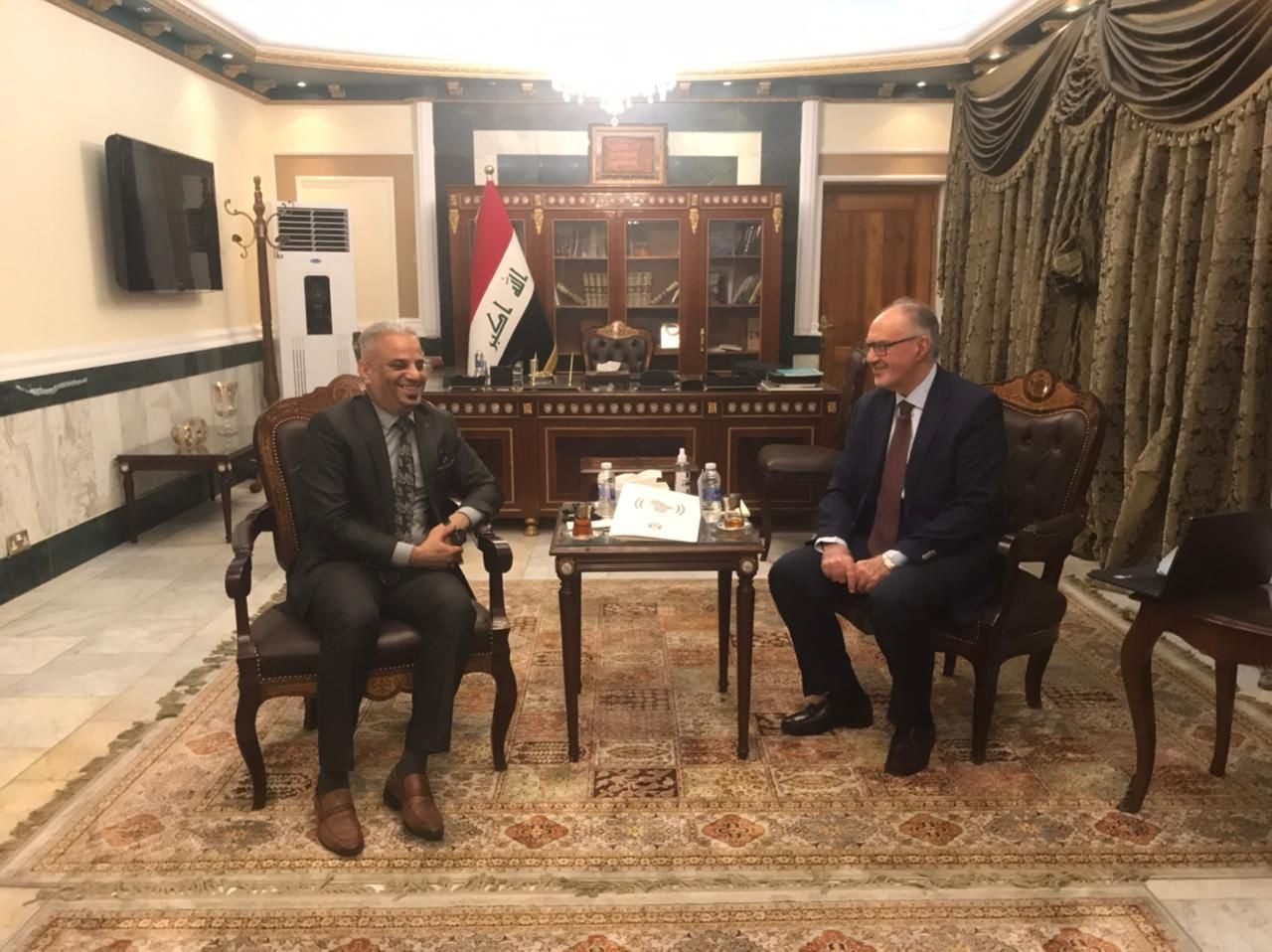 أمانة مجلس الوزراء ووزارة المالية يبحثان ملف المفصولين السياسيين