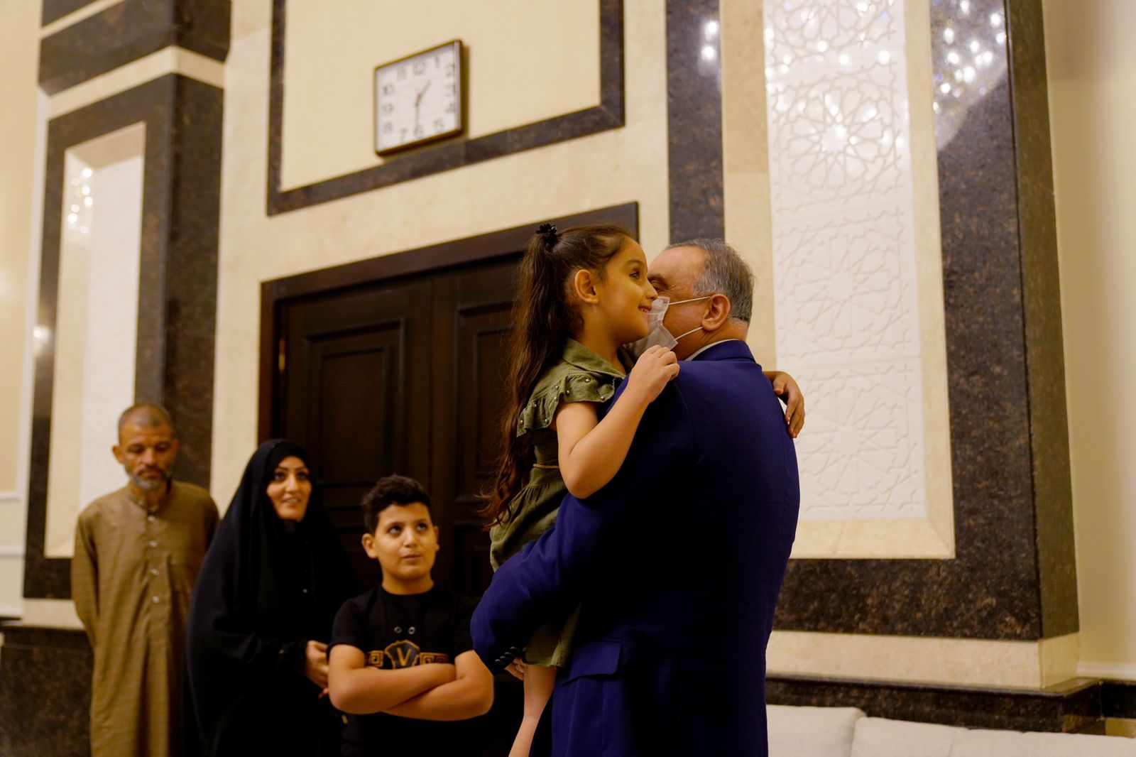 وجه بالتحقيق في أسباب تأخر علاجها.. الكاظمي يوجه بعلاج طفلة مصابة بالعمى الولادي (فيديو)