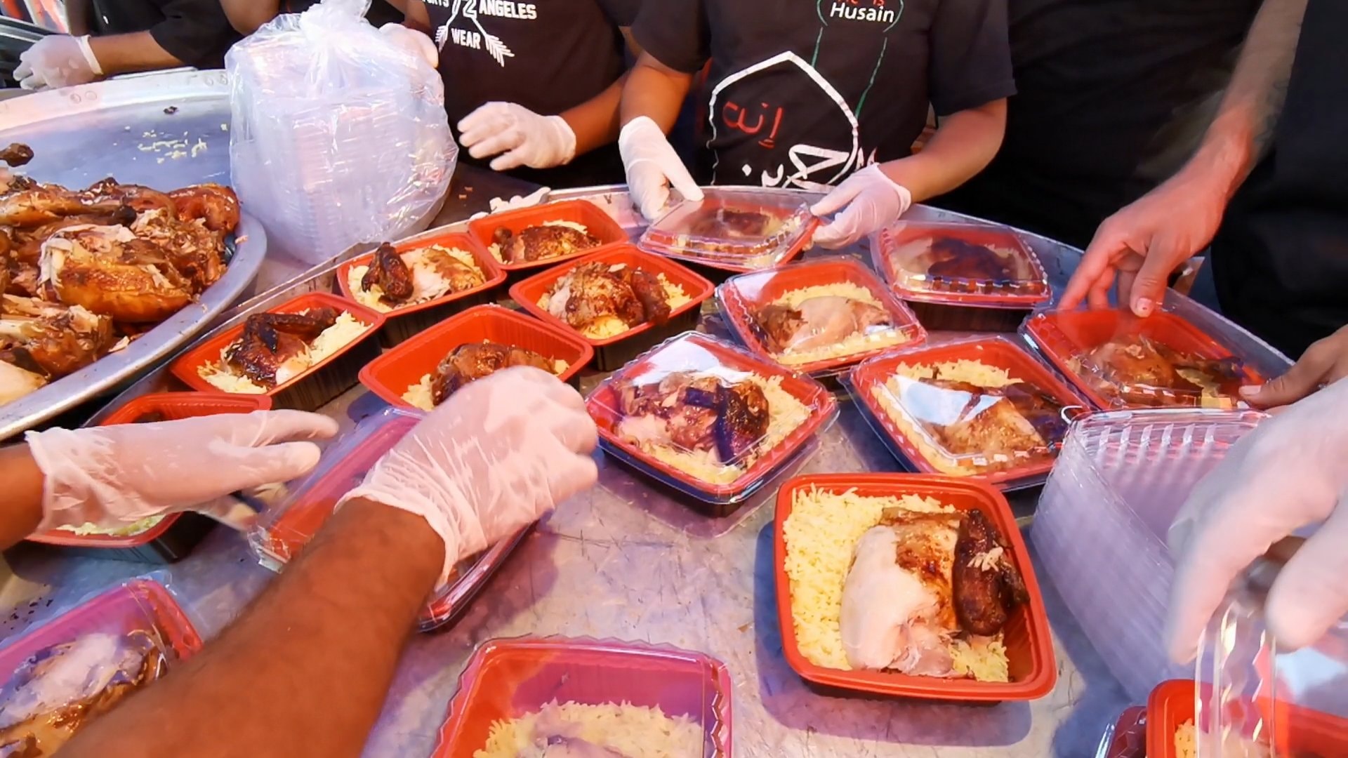 يوزع الطعام والشراب 24 ساعة يوميا.. موكب حسيني يقدم خدماته للزائرين ويساعد المواكب الاخرى