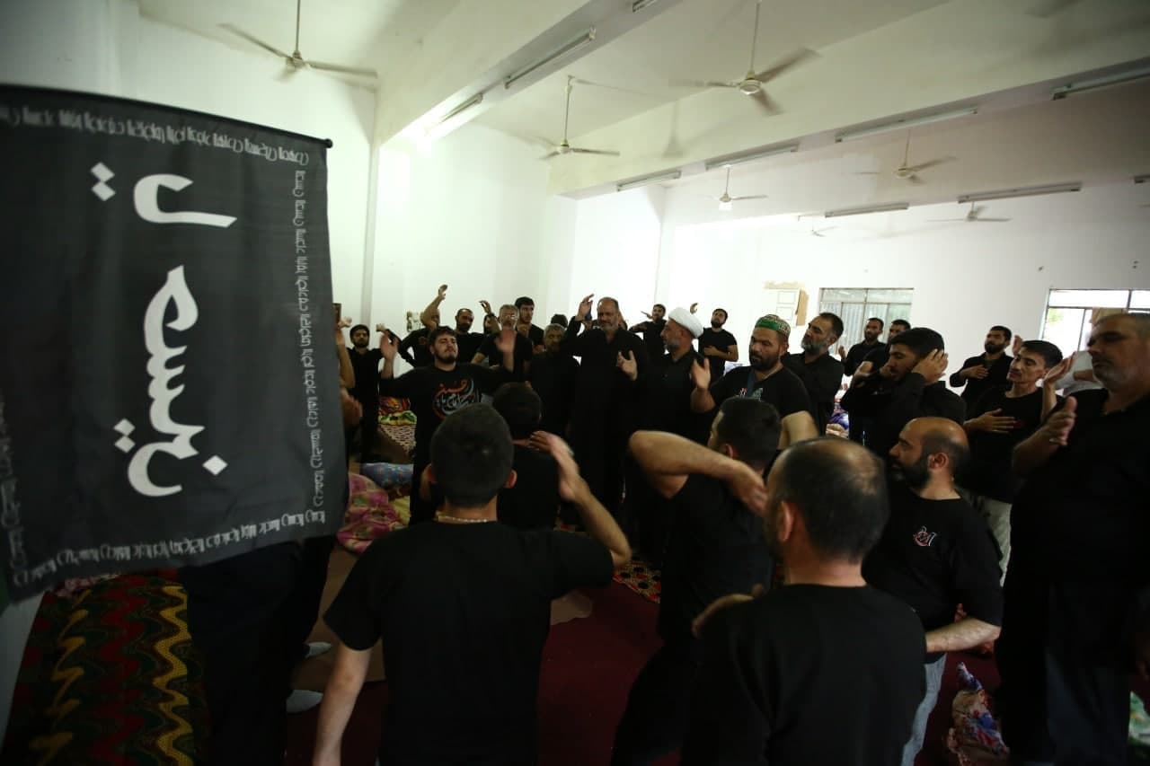 يسيرون في بلدهم 30 كيلومترا للعزاء.. اذربيجانيون يبيعون اثاث بيوتهم ليزوروا الحسين (تقرير مصور)