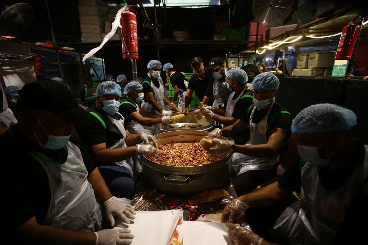 يساعد الفقراء والمشردين والايتام والمواكب.. مضيف العتبة الحسينية يقدم مليون و500 الف وجبة طعام (تقرير مصور)