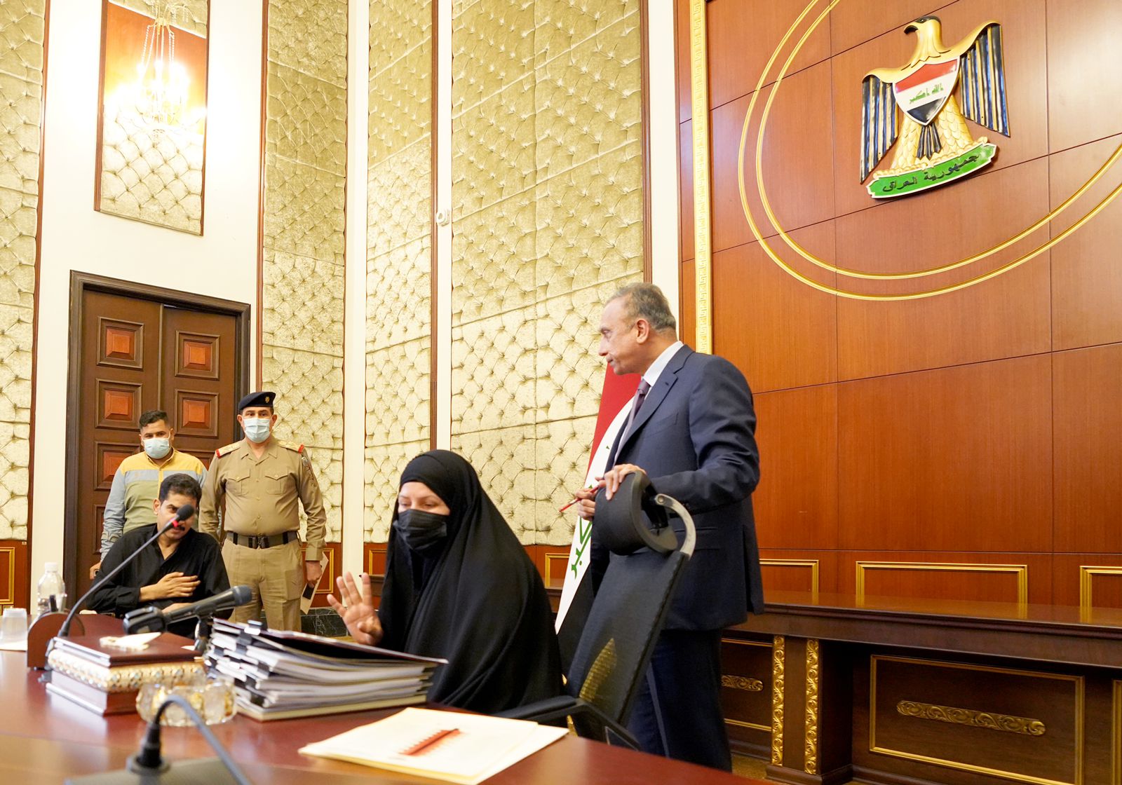 جلست على كرسي الرئيس.. الكاظمي يستقبل أمّاً لثلاثة جرحى من القوات الأمنية ويوجه بعلاجهم (فيديو)