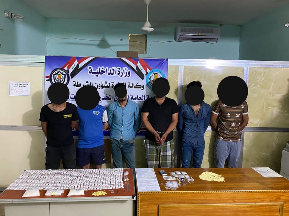 بحوزتهم أسلحة.. الإطاحة بشبكة مختصة بتجارة المخدرات في كربلاء (صور)