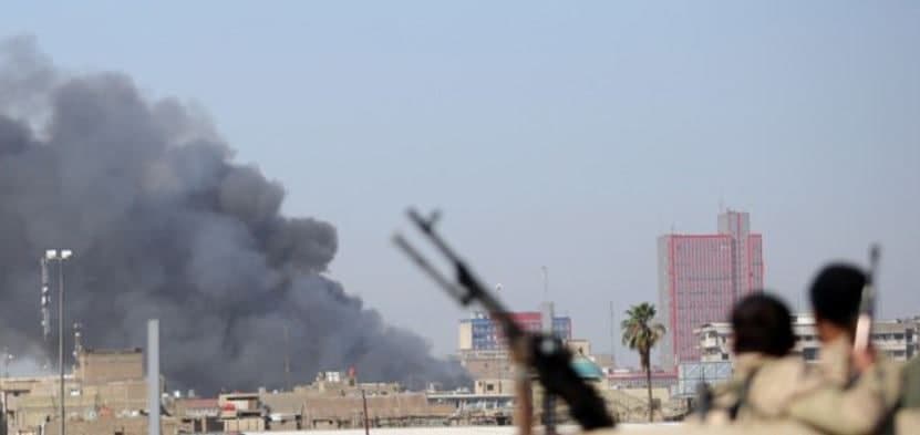 عمليات إنقاذ لمحتجزين داخل بناية تجارية شب فيها حريق بسوق الشورجة وسط بغداد