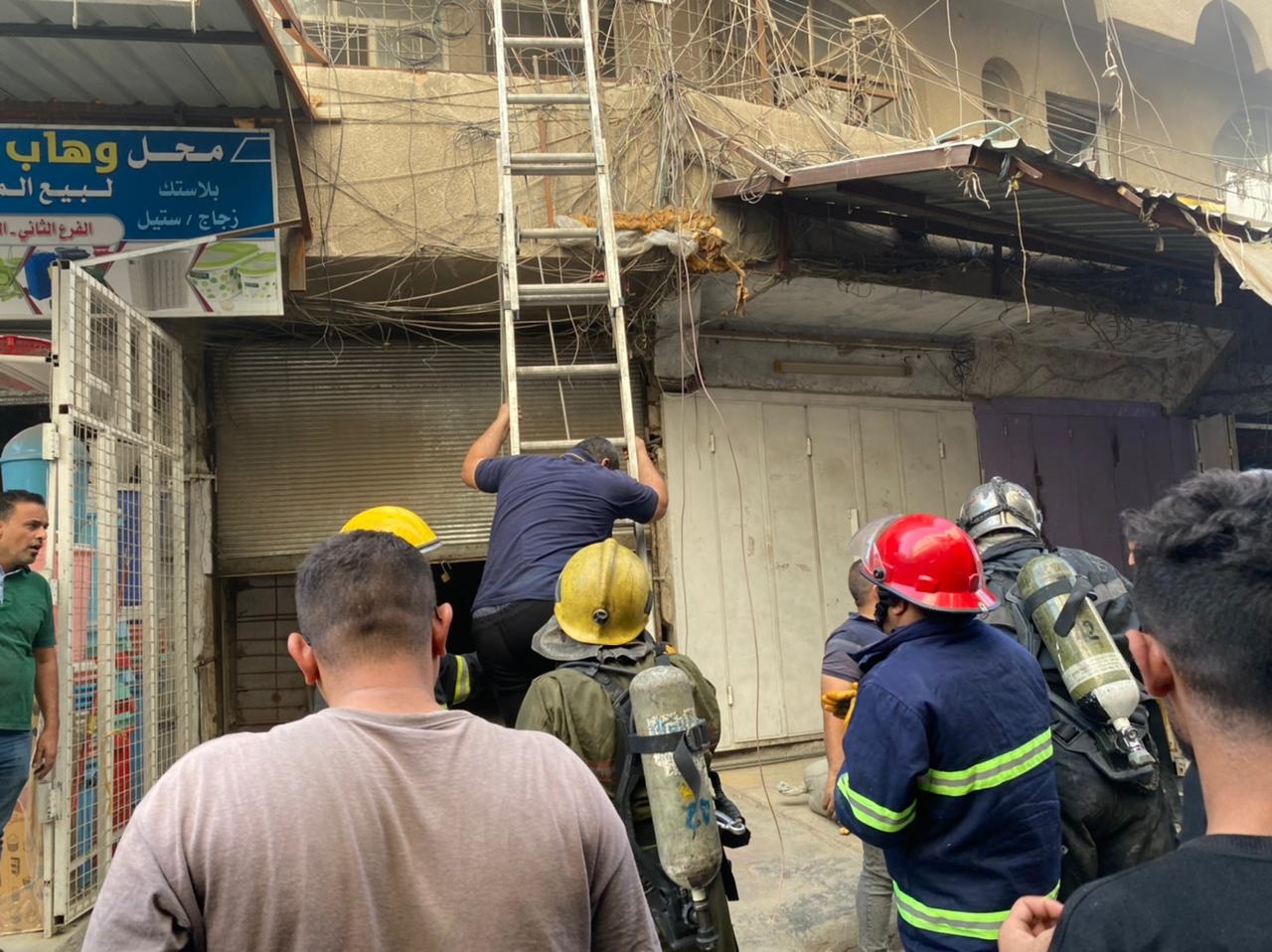 انقذت شخصين.. فرق الدفاع المدني تخمد حريق اندلع ببناية تجارية في الشورجة وسط بغداد (صور)
