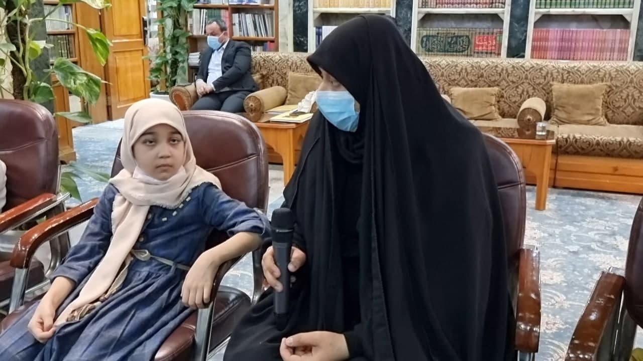 مصابة بمرض خبيث.. أستاذة جامعية تروي قصتها لممثل المرجع السيستاني عند قدومها لمؤسسة وارث الدولية (فيديو)