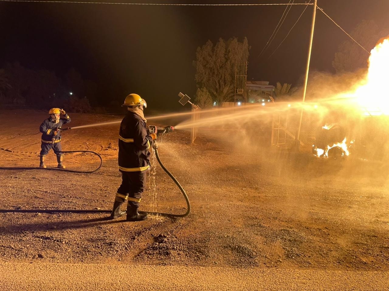 بالصور.. حريق يلتهم عجلة محملة بـ"البنزين" في واسط