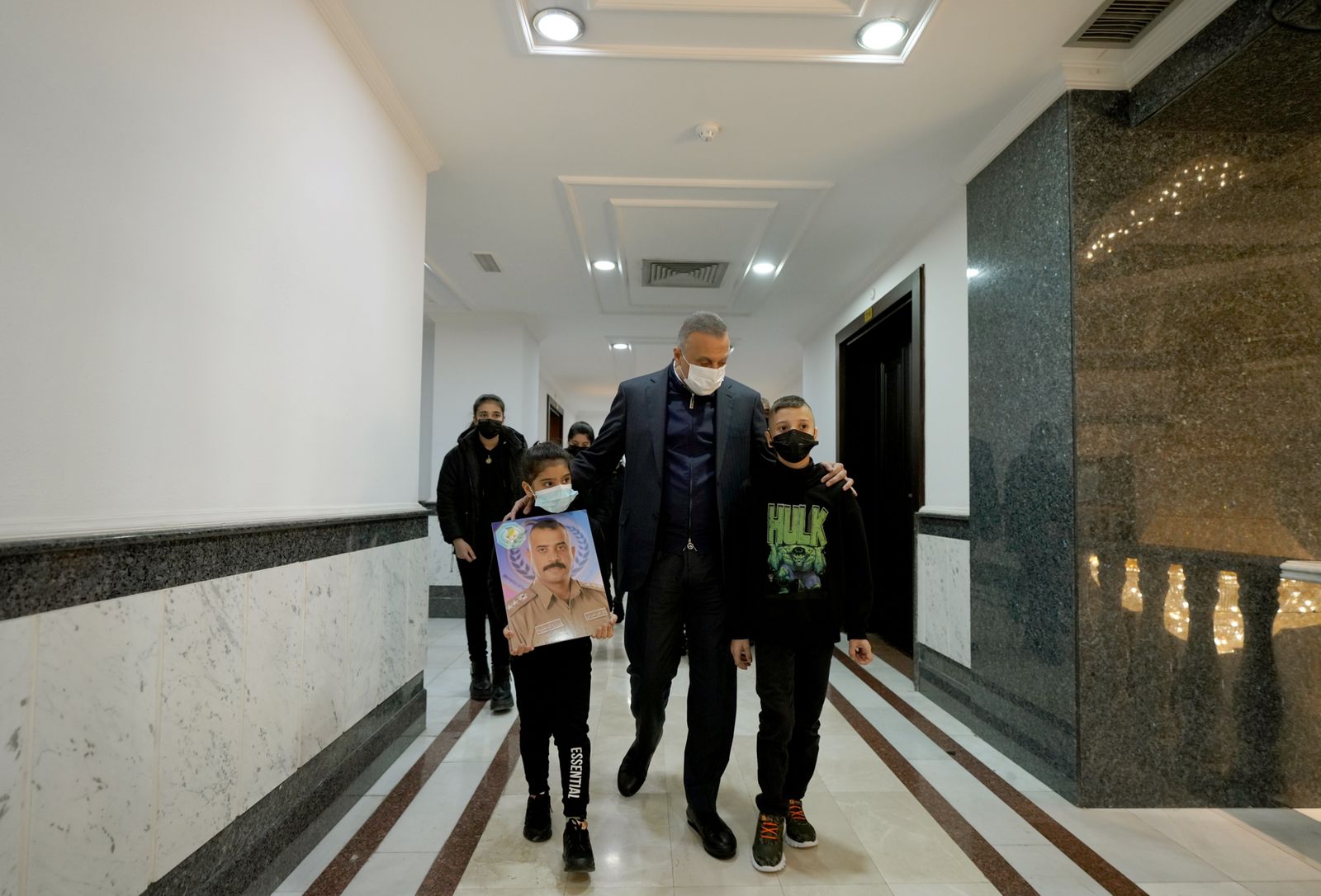 الكاظمي لعائلة الشهيد الجوراني: وجهنا بملاحقة القتلة الإرهابيين والقصاص منهم (صور)