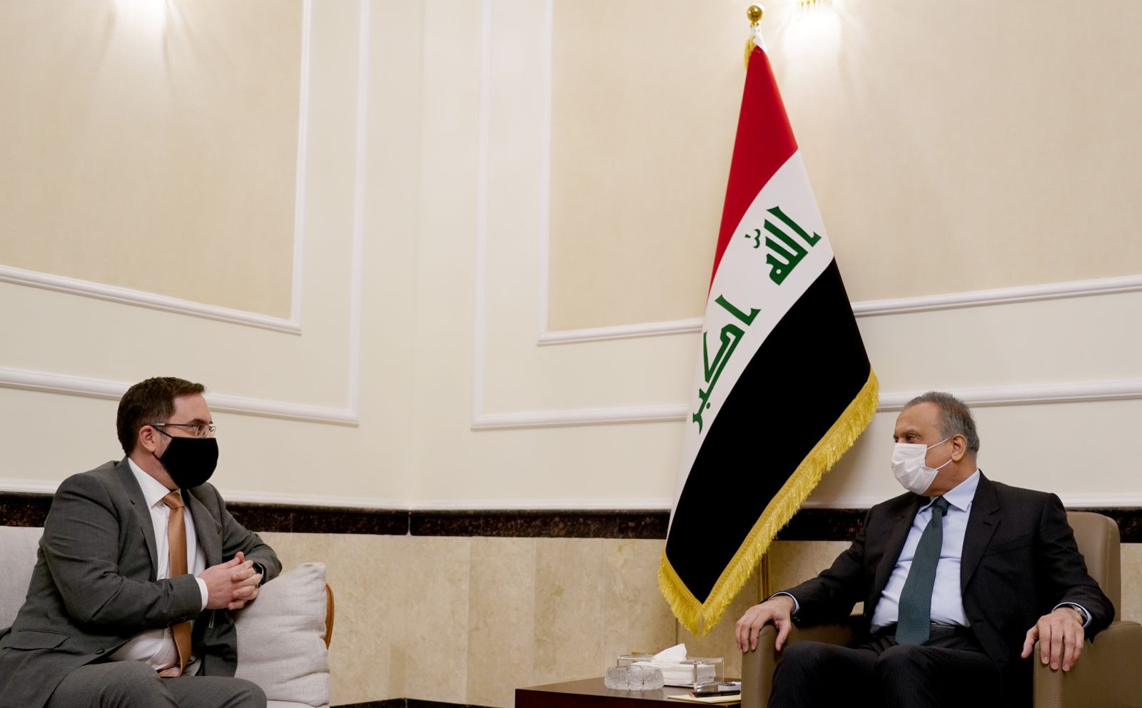 الكاظمي يبحث مع السفير البريطاني التعاون الثنائي في المجال الأمني