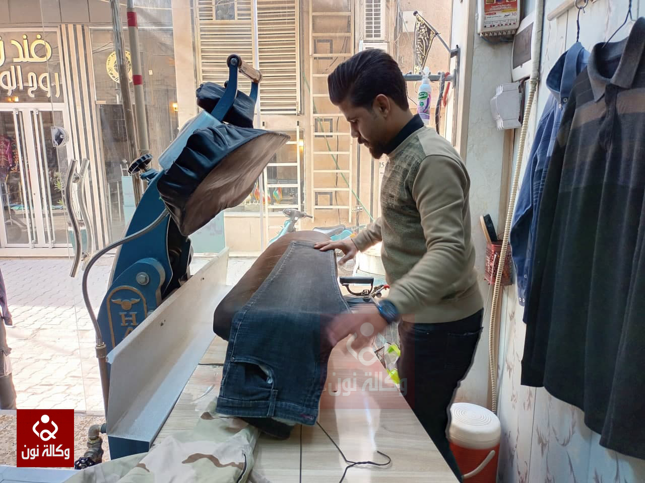 أمين ولا يحتاج الى الطاقة الكهربائية..  مكوى يكوي الملابس باسطوانة غاز الطبخ (تقرير مصور)