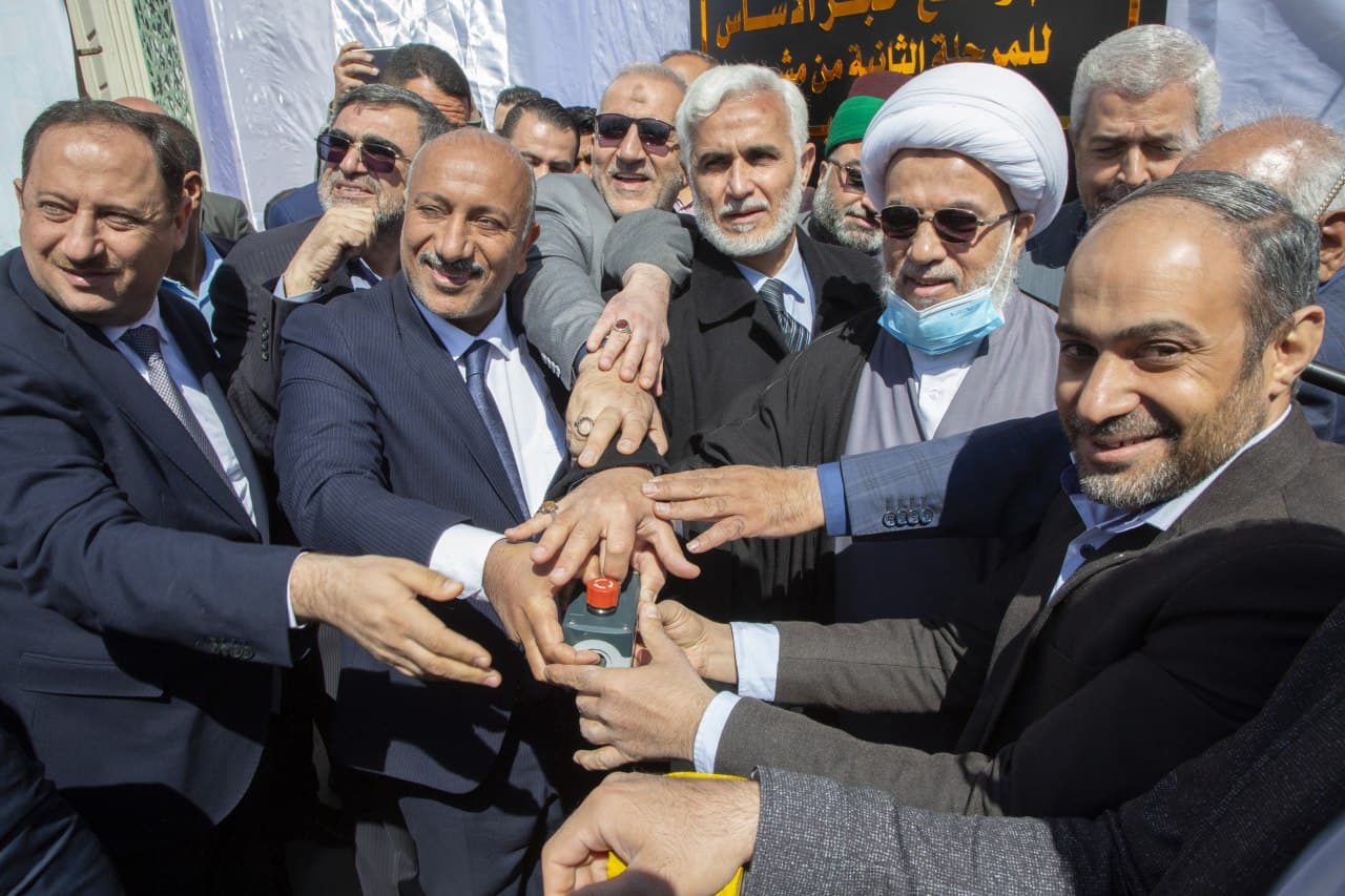 شاهد .. ممثل المرجع السيستاني يفتتح ثلاث مشاريع ويضع حجر اساس للرابع في كربلاء