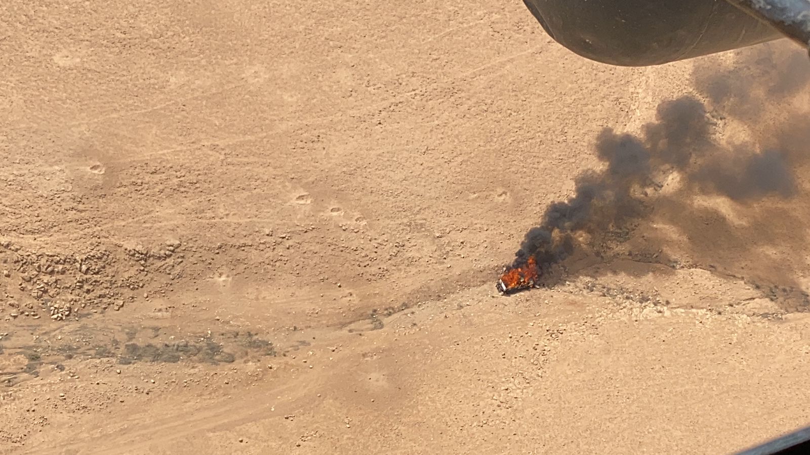 شاهد.. طيران الجيش يفجر سيارة مفخخة في "وادي الملوسي" غربي الانبار