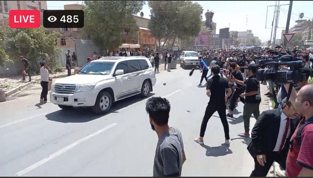 الهتافات تجبر الكاظمي وفريقه على الانسحاب من مراسم تشييع "النواب"