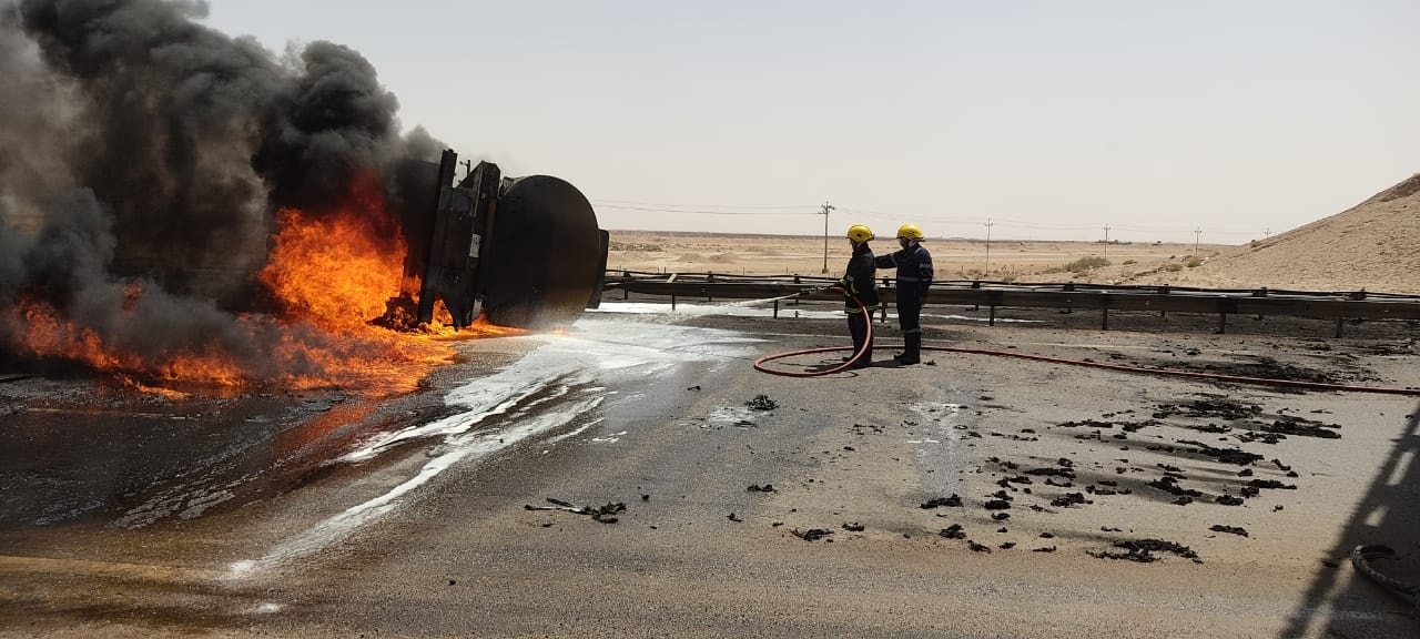 خلال ساعات.. احتراق صهريجي نفط جنوبي العراق (صور)