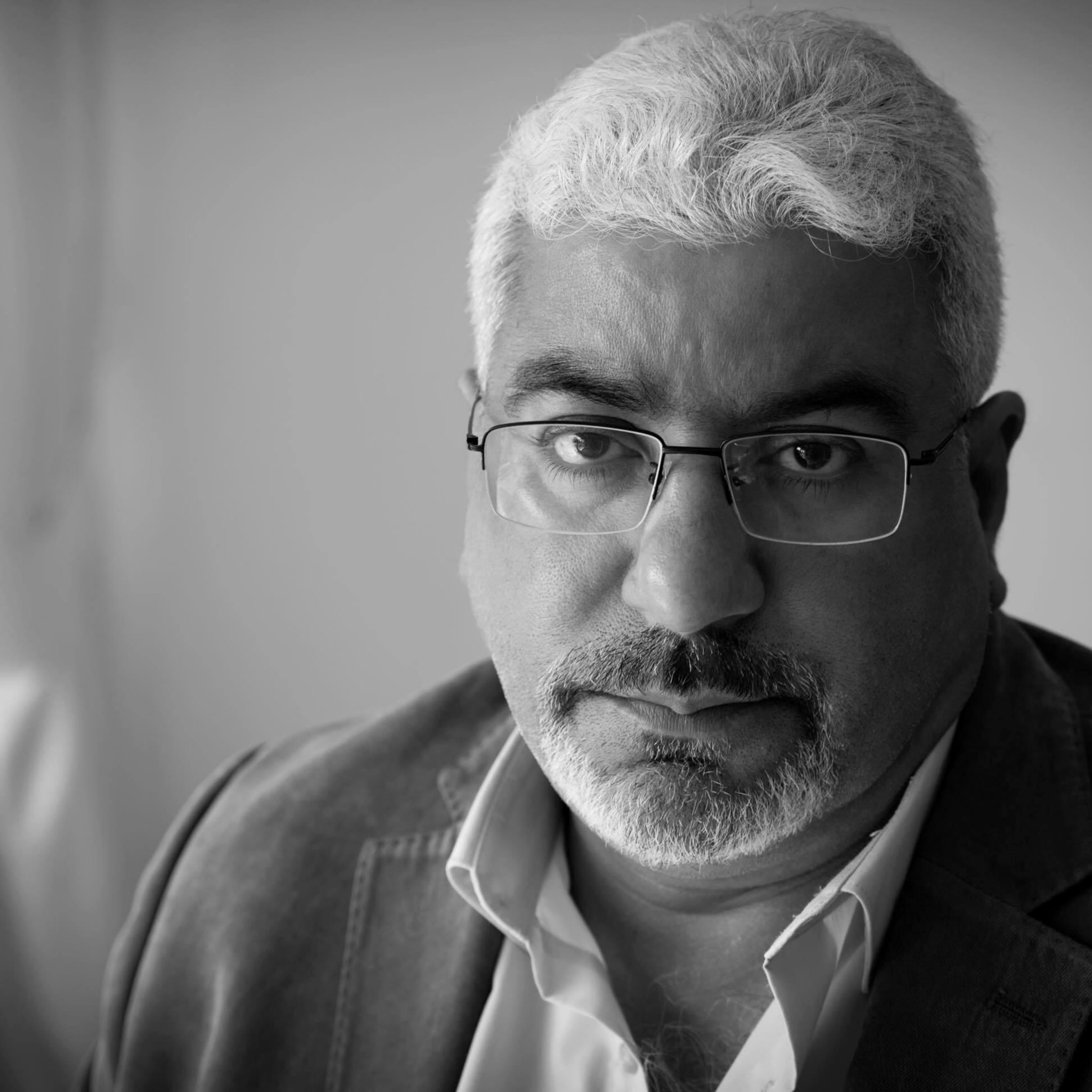 القضاء يصدر مذكرة قبض جديدة بحق الإعلامي سرمد الطائي (وثيقة)