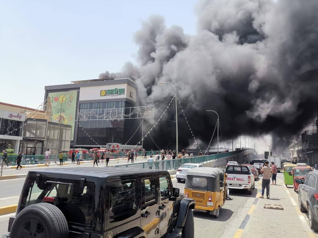اوضحت السبب.. الدفاع المدني تصدر بياناً بشأن حريق شارع السناتر بكربلاء (فيديو)