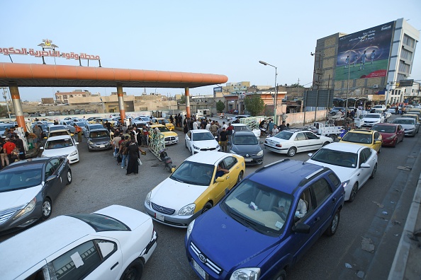 البصرة.. رفضوا منحهم البنزين "خارج الضوابط" فأجهزوا عليهم بـ"قامات وسكاكين" (فيديو)