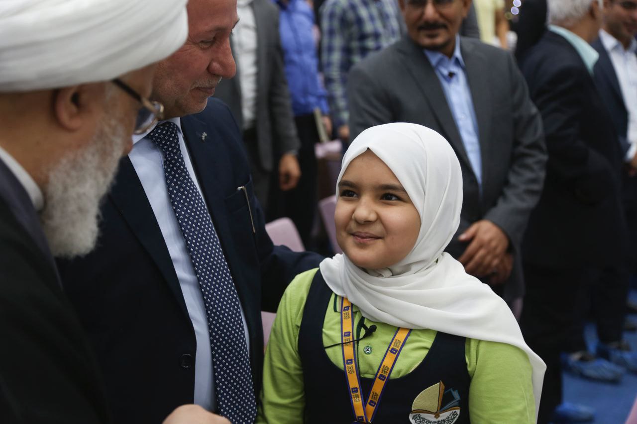 ممثل المرجع السيستاني يكرم طالبة متفوقة ستمثل العراق في دولة الامارات ويتبنى اقامة مسابقة "إقرأ" على مستوى العراق (صور)