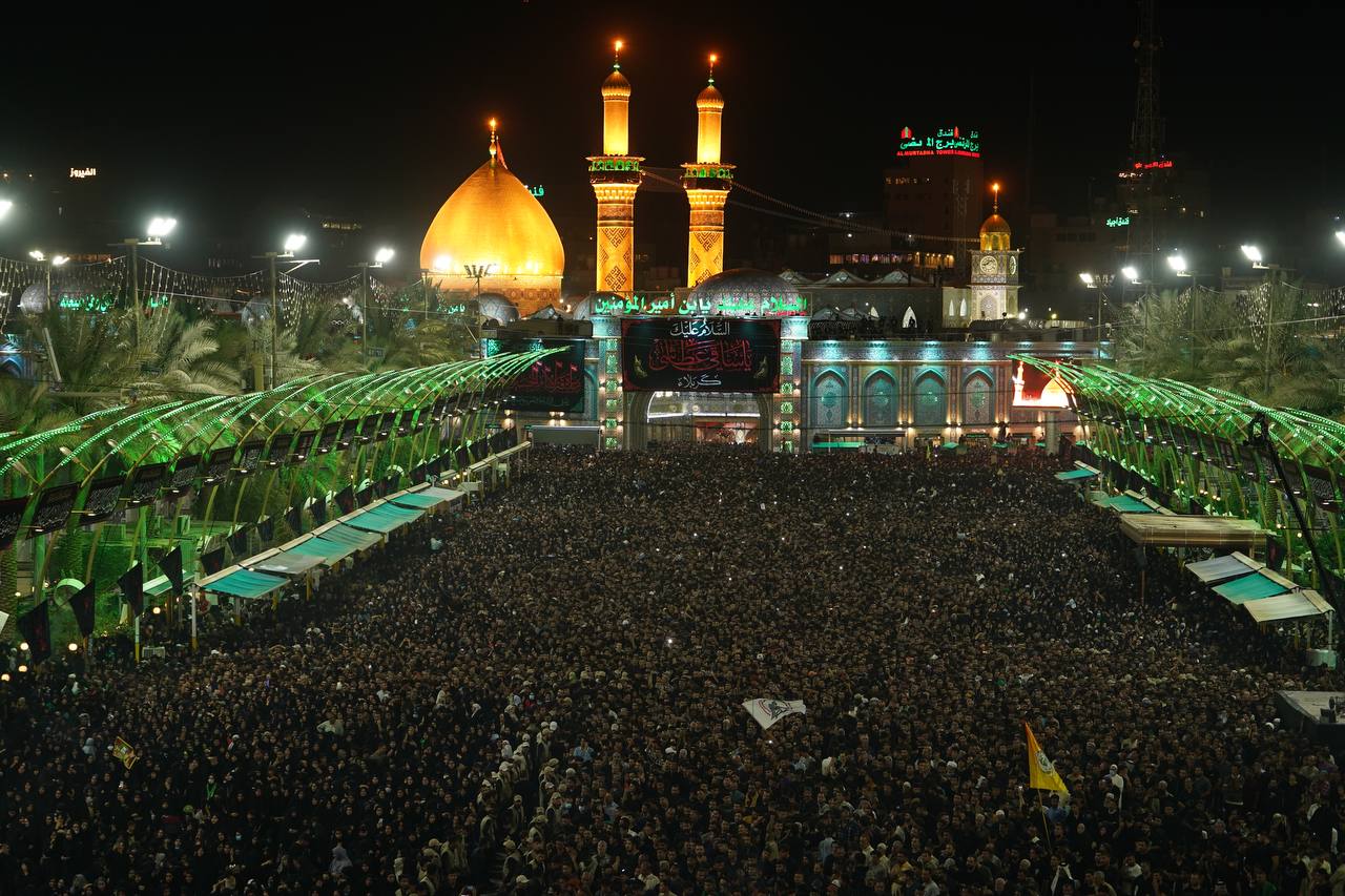صور.. منطقة ما بين الحرمين تكتظ بحشود المعزين اثناء مراسم استبدال رايتي قبتي الإمام الحسين واخيه العباس (ع)