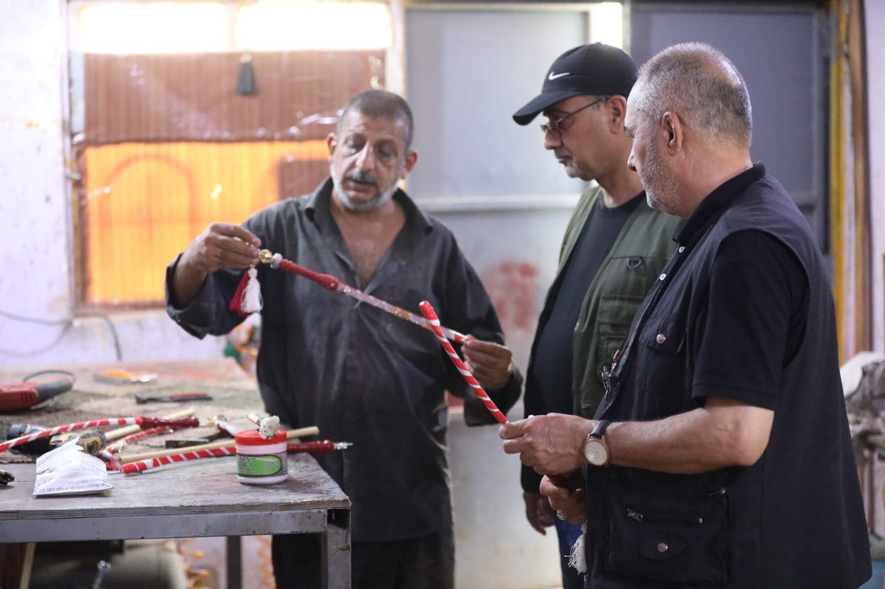 يجهز المواكب والفرق المسرحية.. اسطة محترف يصنع الطبول والسيوف والدروع ومستلزمات التشابيه الحسينية