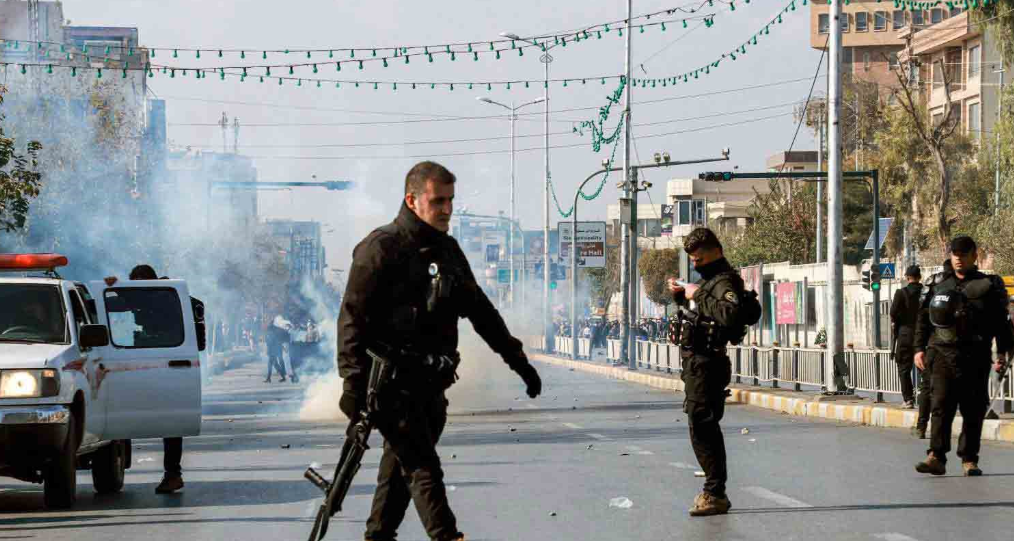 اعتقلت كل من يحمل الهاتف.. قوات الأمن تفض تظاهرة وسط السليمانية بقنابل الغاز المسيلة للدموع
