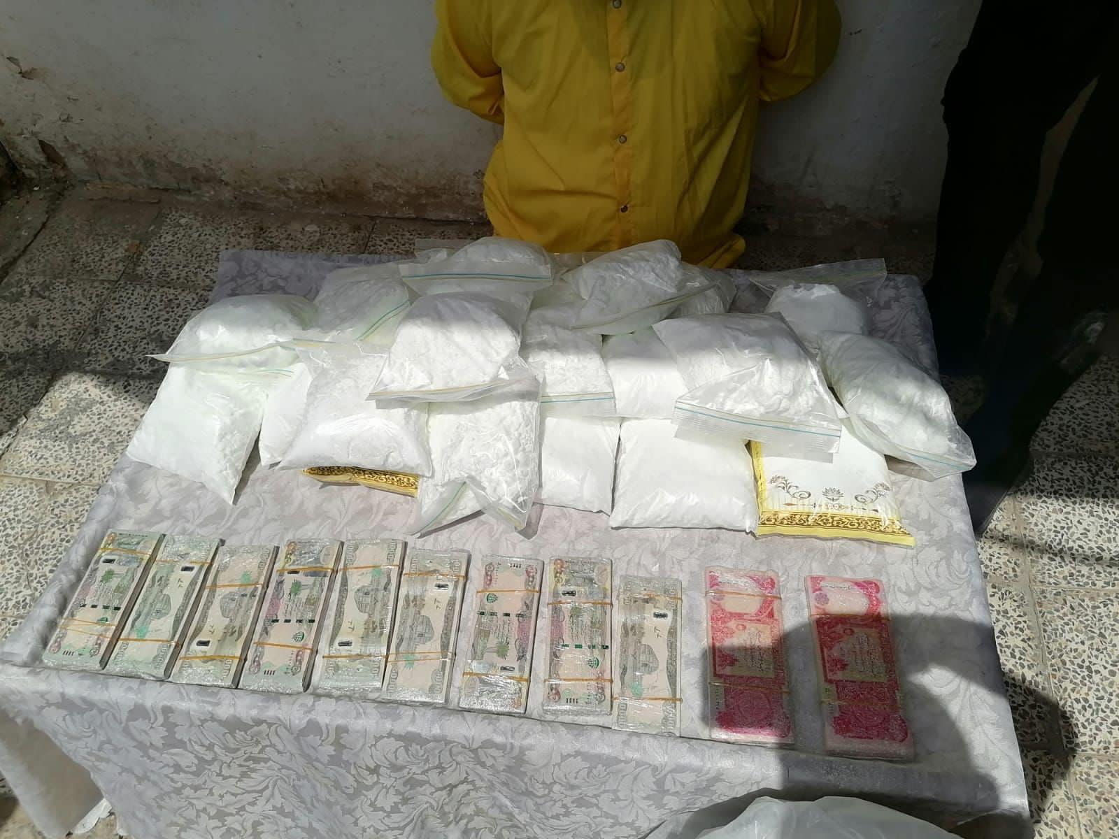 بحوزتها 50 مليون و40 كيلو مخدرات.. الإطاحة بشبكة تزوير في بابل (صور)