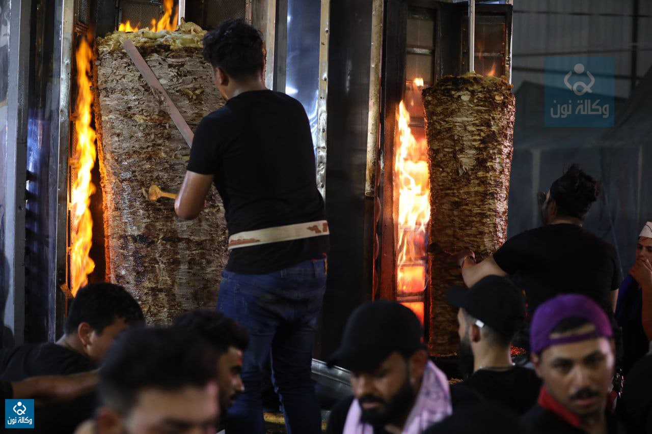 تدعمه العتبة الحسينية المقدسة.. موكب يطعم اكثر من (42) الف زائر يومياً في كربلاء (صور)