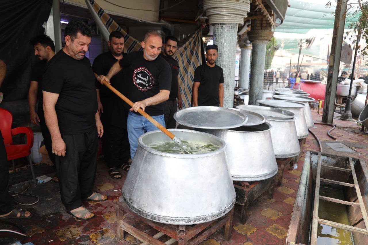 مواكب اهالي كربلاء تطعم ملايين الزائرين في عاشوراء (صور)