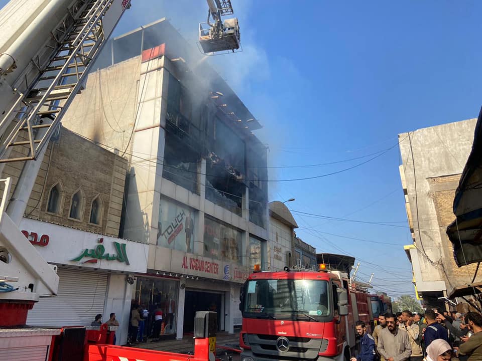 اندلاع حريق بمجمع تجاري في البصرة (صور)