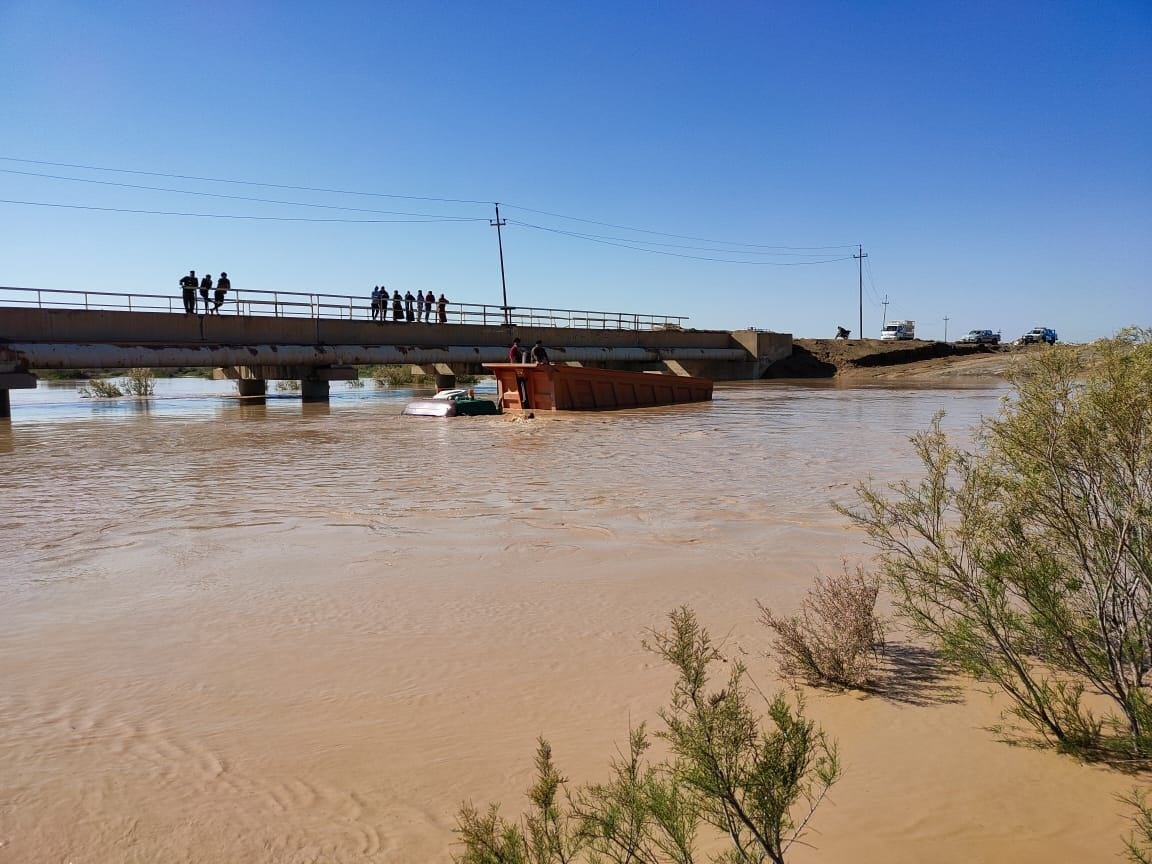 بالصور.. إنقاذ شخصين من شاحنة حمل غرقت بمياه السيول في واسط