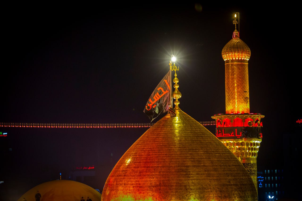 صور من كربلاء.. شاهد مراسيم تبديل راية قبة الامام الحسين (ع)