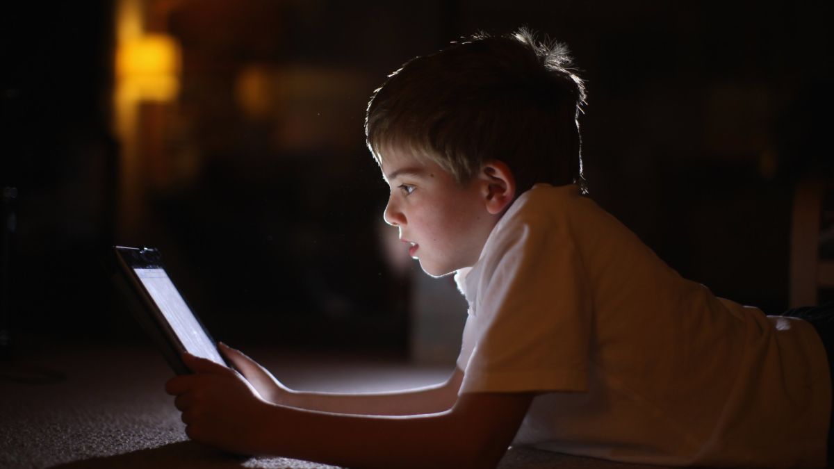 تعرف على مضار الأجهزة الإلكترونية لعيون الأطفال