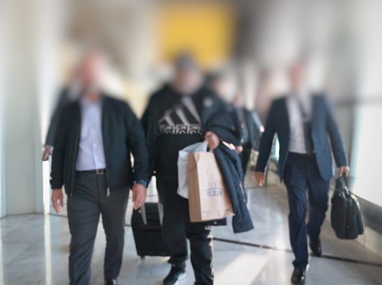 العراق يسترد أحد المطلوبين بقضايا فساد من السلطات المصرية (فيديو)