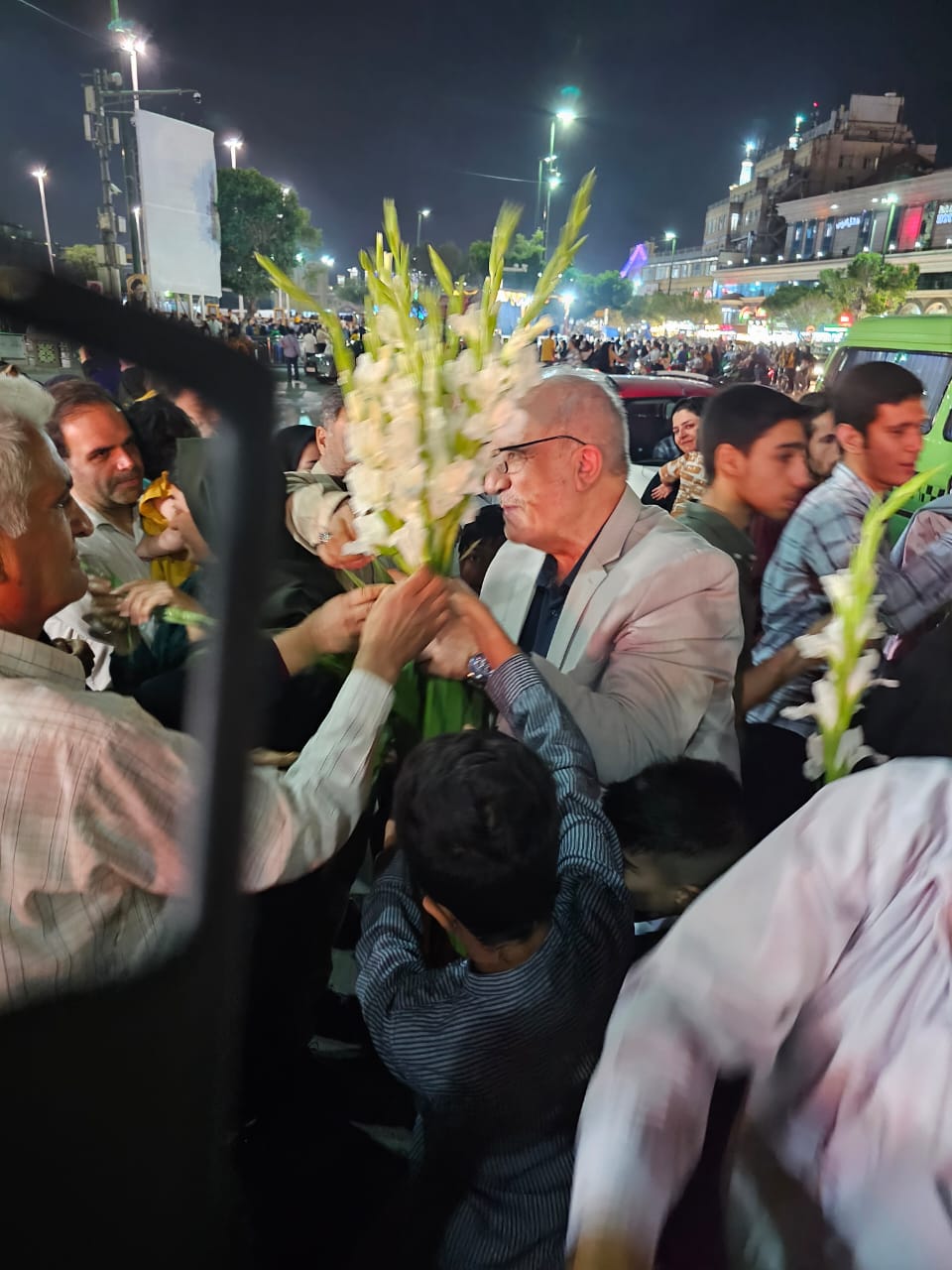 أمين عام العتبة الحسينية المقدسة يزور مرقد الامام الرضا في مدينة مشهد ويوزع الورود على المؤمنين (فيديو)