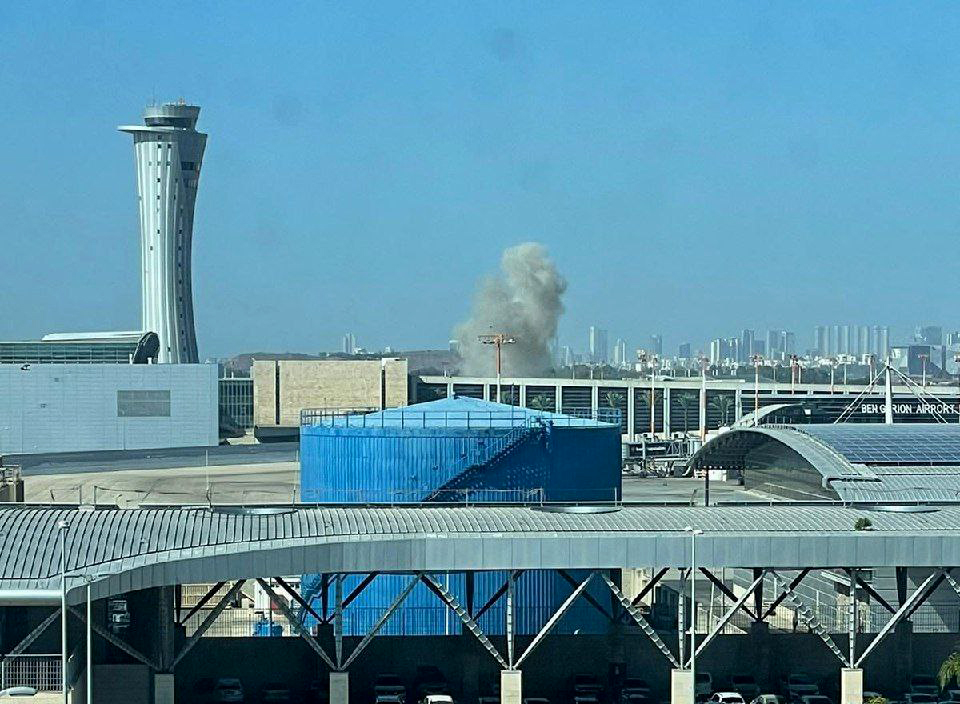 سقوط صاروخ في مطار بن غوريون الإسرائيلي (فيديو)