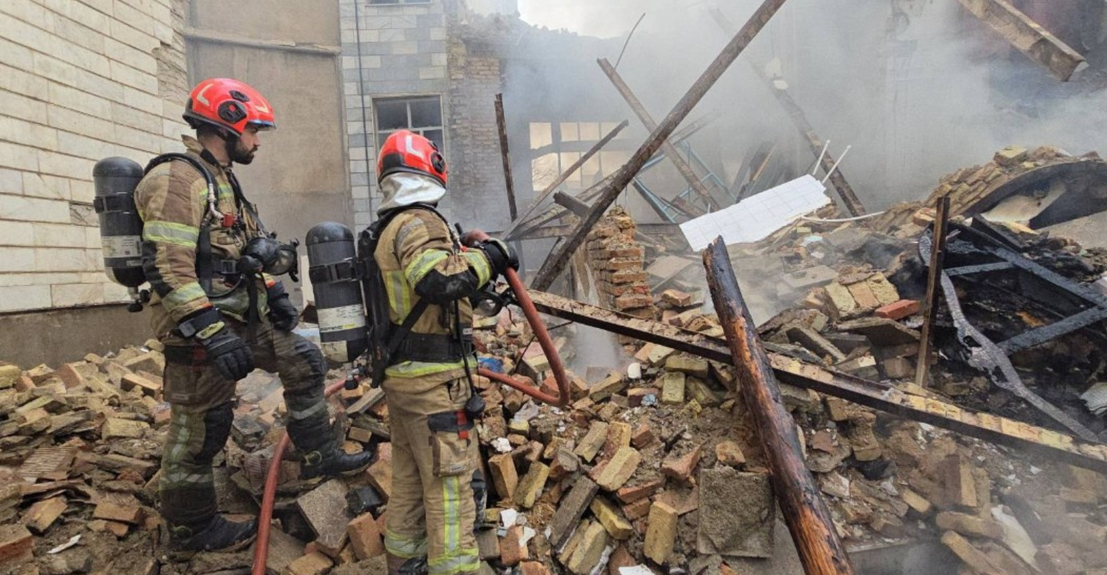 انفجار عنيف يهزّ طهران.. إصابات عديدة وانهيار مبنى كامل