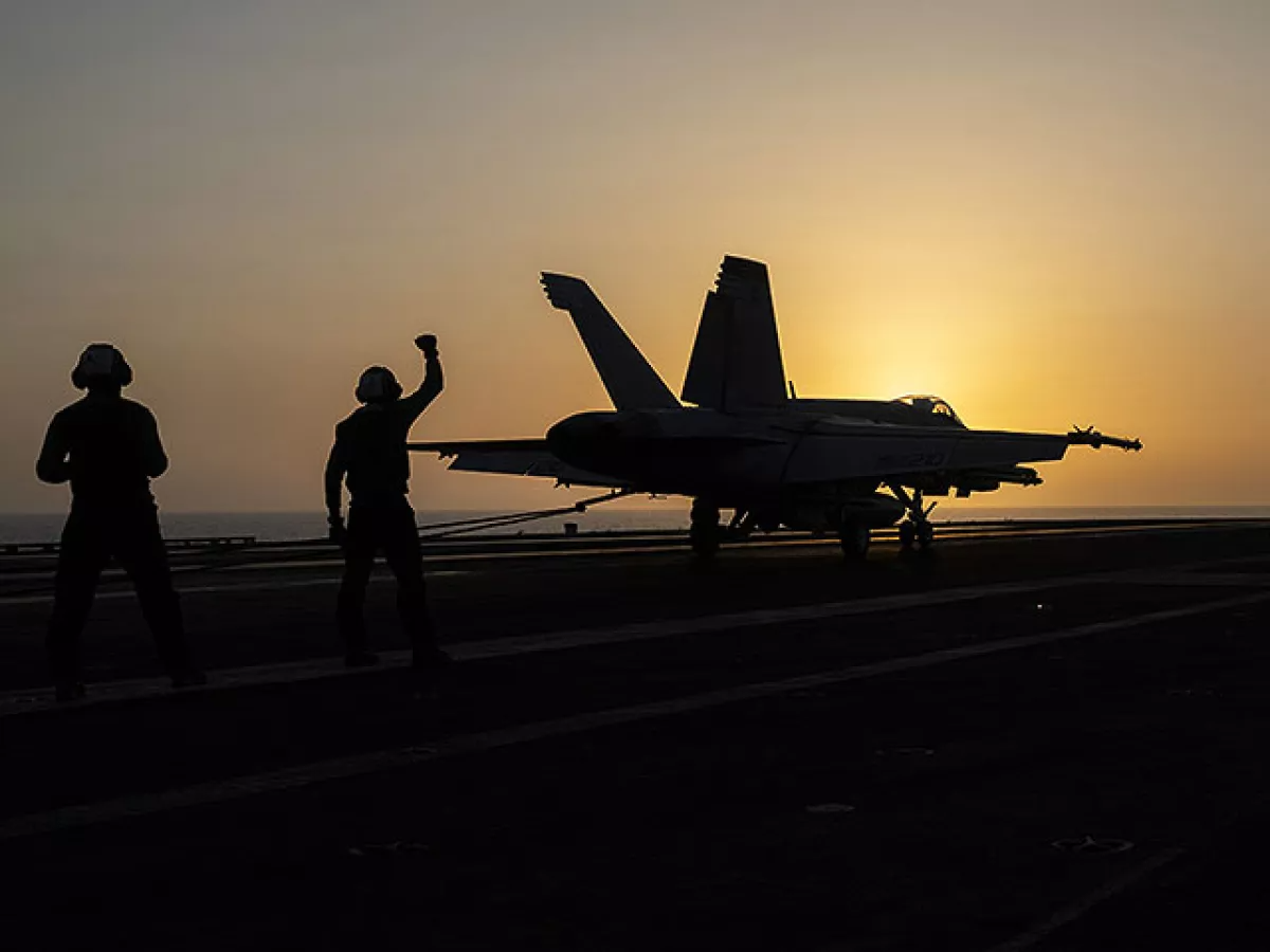 قصف أمريكي عنيف يهز اليمن.. استهدف ناقلة حوثية ومواقع قادة ومخازن