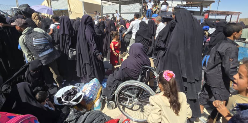 بحماية التحالف الدولي.. 832 فرداً من عائلات عناصر تنظيم داعش يغادرون مخيم الهول باتجاه العراق