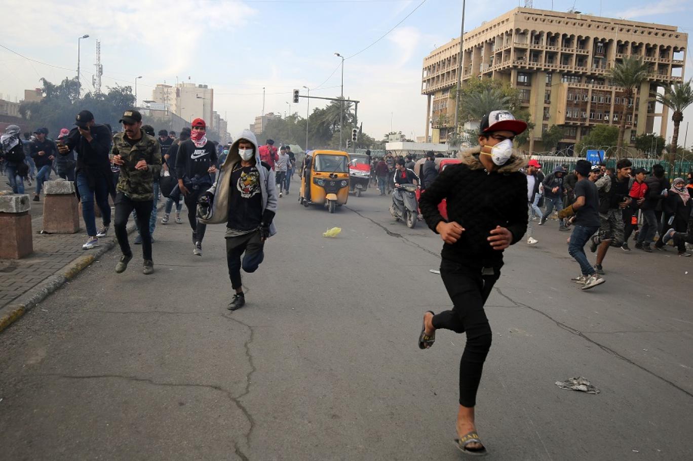 مواجهات في بغداد وإصابة ضابط وعنصر أمن بقنبلة دخانية