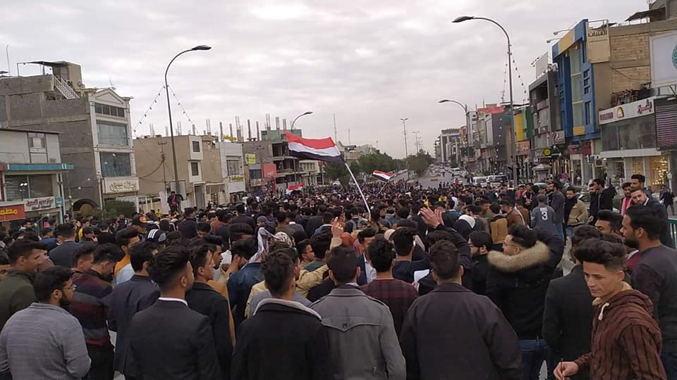 بالصور:مسيرة تطالب بتشكيل الحكومة ومحاسبة القتلة وسراق المال العام لطلبة الجامعات في كربلاء