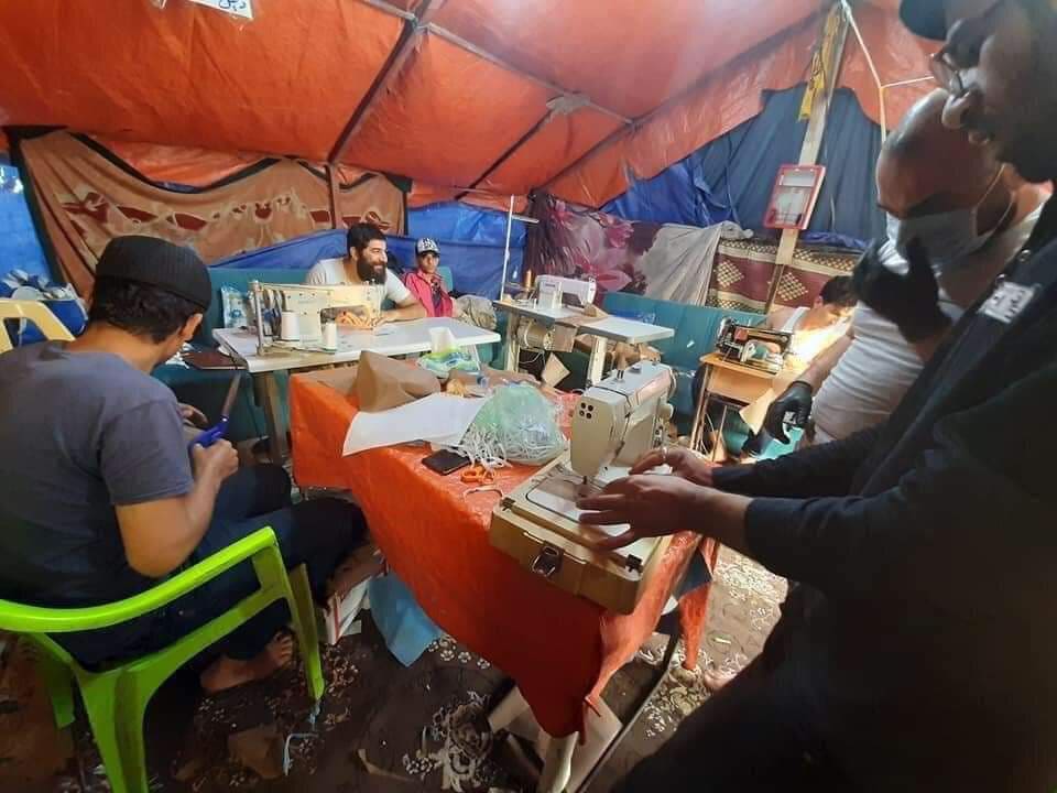 بالصور:معتصمو ساحة الاحرار في كربلاء ينتجون كمامات طبيبة ويوزوعنها مجانا على المواطنين