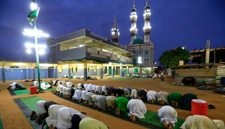 قبل موعده ب10 دقائق :أذان المغرب يتسبب بافطار الكثير من الصائمين .. وهكذا تمت معاقبت المتسبب!