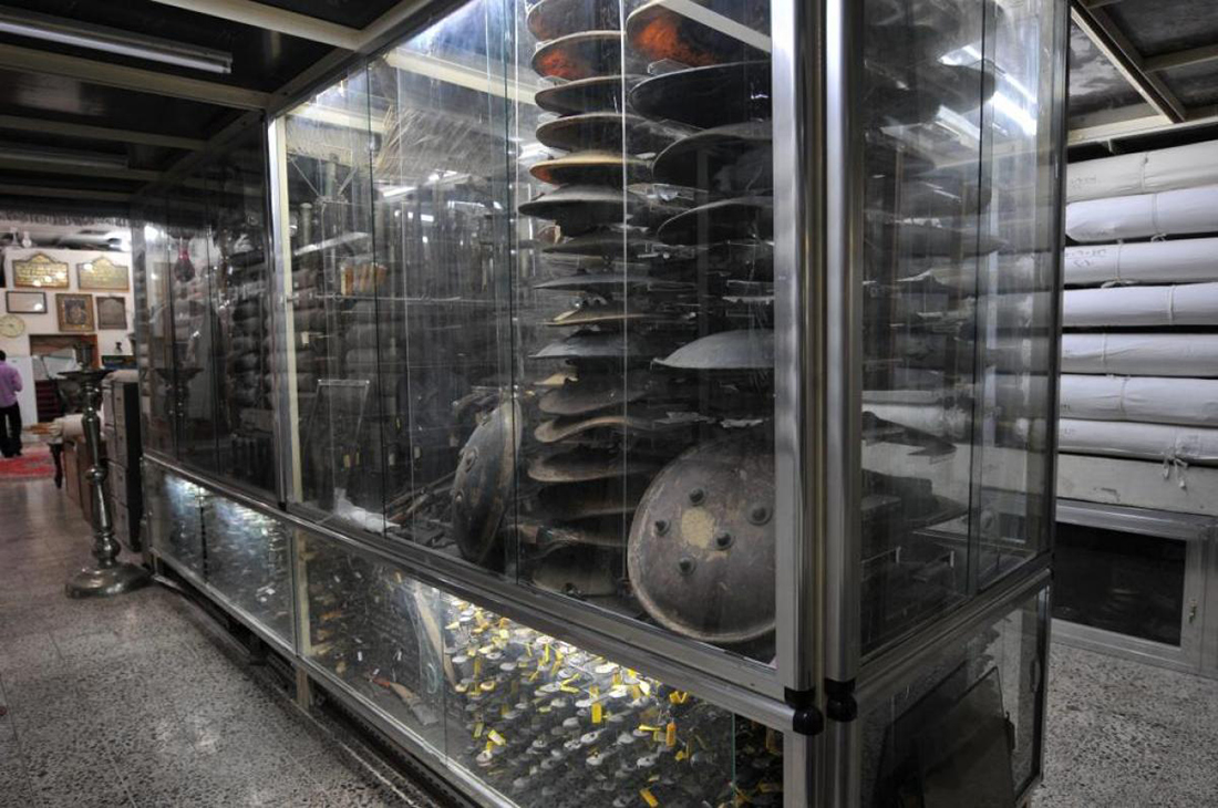 بالصور:ادوات حرب نادرة تعود الى (500) عام مهداة الى مرقد ابي الفضل العباس (ع)