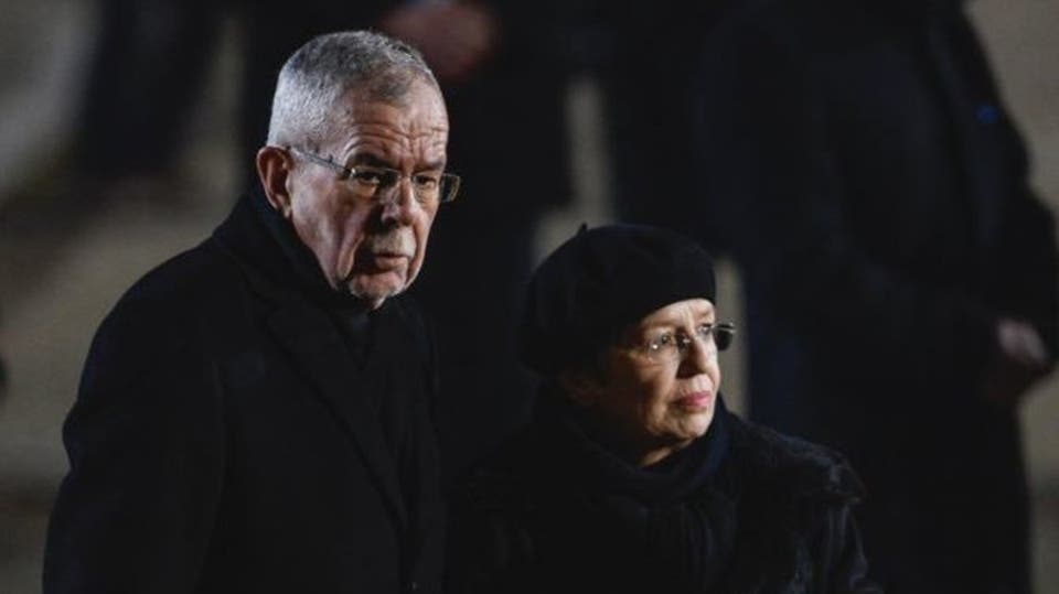 الشرطة تضبط رئيس دولة وزوجته وقت الحظر!