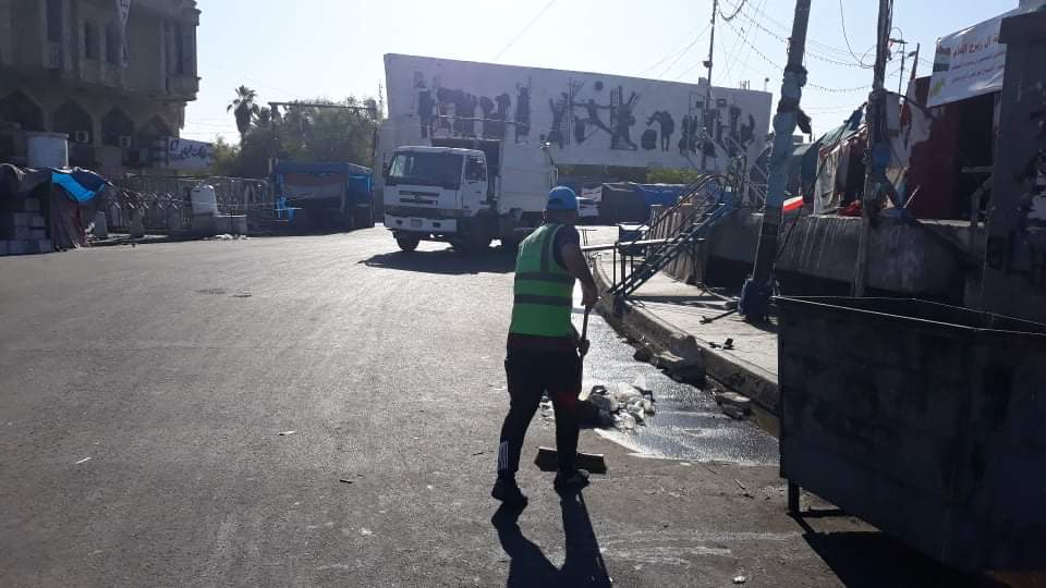 بالصور .. امانة بغداد تقوم بحملات تنظيف في ساحة التحرير والمنطقة المحيطة بها