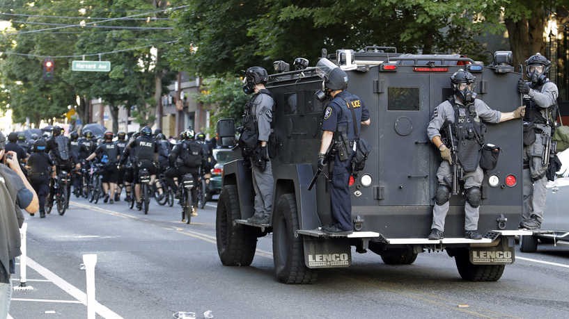 احتجاجات في أميركا تحولت إلى أعمال عنف وسقوط قتيل وحرق محكمة وإصابات