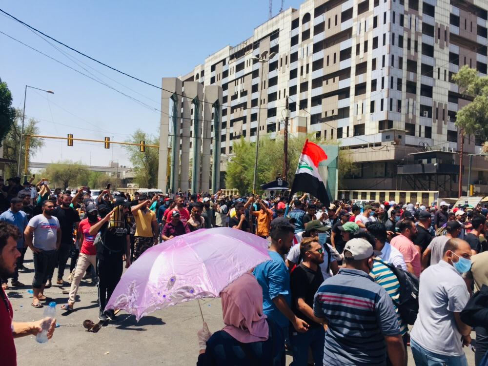 صور.. حملة الشهادات العليا يغلقون شوارع بغداد للمطالبة "بالحقوق"