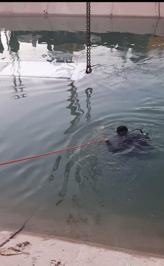 بالصور : انقاذ حياة مواطن بعد حادث سقوط عجلته في أحد الأنهار بكربلاء