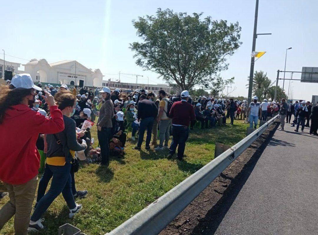 عراقيون يتوافدون الى طريق المطار للترحيب بالبابا فرنسيس